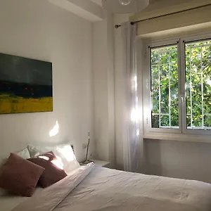 Lovely 2 With Small Garden Apartment